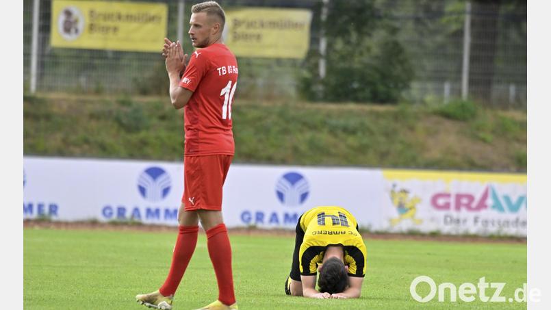 Sebastian Bauer (links) vom TV Roding freut sich über den Auswärtssieg seiner Mannschaft, während Frank Wagner (rechts) vom FC Amberg nach der 0:1-Heimniederlage am liebsten im Boden versinken will. Bild: Hubert Ziegler