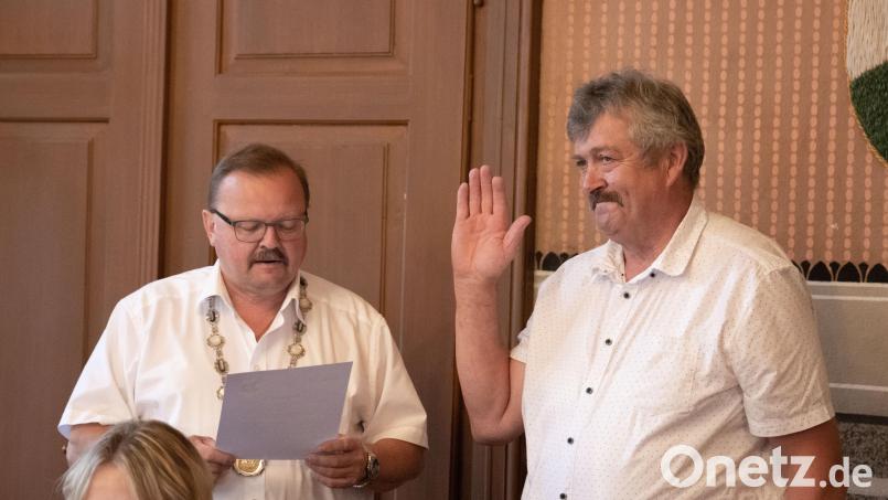 Bärnaus Bürgermeister Alfred Stier ernannte Bernhard Sertl aus Ziegelhütte bei Hohenthan zum Feldgeschworenen für die Gemarkung Hohenthan. Dazu überreichte Stier in einer Stadtratssitzung eine Urkunde. Bild: Susanne Forster