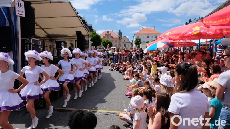 Straße frei hieß es beim Eschenbacher Bürgerfest mit einem bunten Programm. Mit dabei die Lila-Garde der Faschingsgesellschaft Bild: do