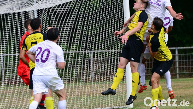 Dominik Häffner (links) steigt am höchsten, bringt das Leder aber nicht im Tor des FC Ränkam unter. Aus: TSV Detag Wernberg FC Ränkam 0:0. Bild: ham