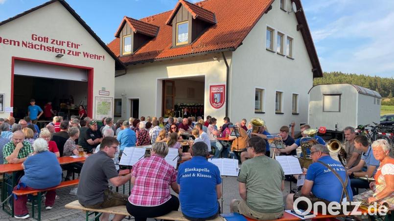 Nach dem kirchlichen Segen folgte am Feuerwehrhaus der gemütliche Teil mit Bier vom Fass, Grillspezialitäten und einem reichen Sortiment an Weinen. Bild: lei