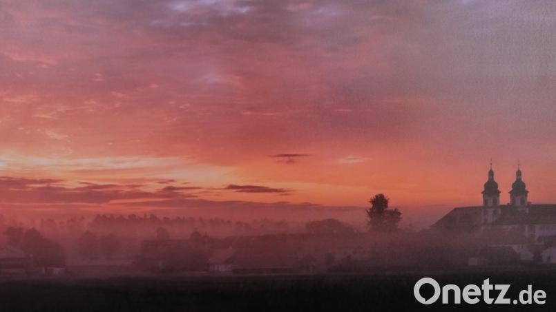 Mystisch, wie die ausstehende Entscheidung über den künftigen KI-Standort erscheint das Klosterdorf Speinshart im Morgennebel auf einem Bild, das vor zwei Jahren in einer Ausstellung zu sehen war. Archivbild: do