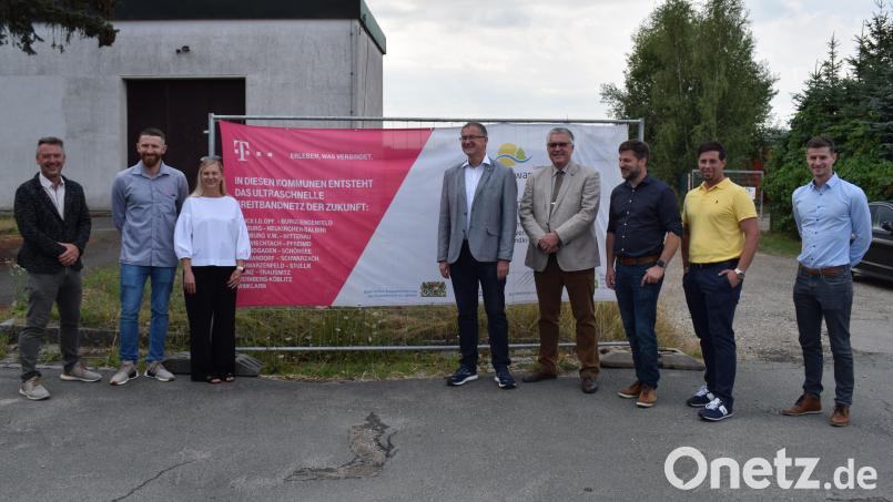 In der VG Schwarzenfeld werden nun auch noch die letzten 48 Adressen an das Breitbandnetz angeschlossen. Beim Spatenstich waren Stellvertretender Landrat Richard Tischler, die Bürgermeister Peter Neumeier und Franz Grabinger , sowie Vertreter der beteiligten Firmen dabei. Bild: bnr