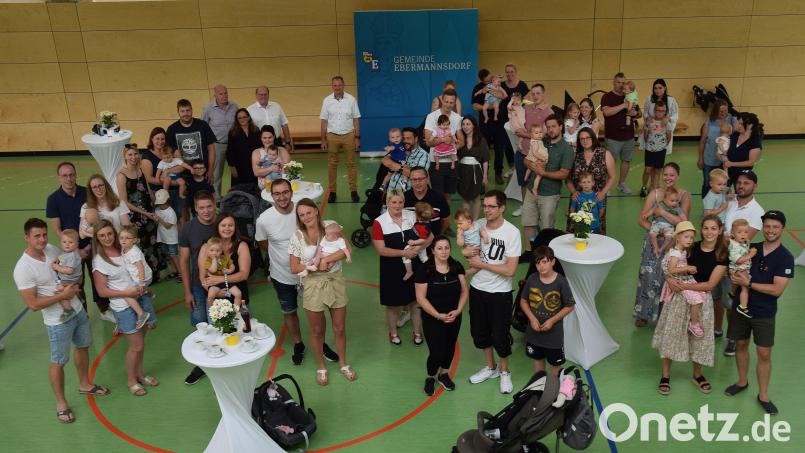 An die Eltern von 23 Neugeborenen des vergangenen Jahres überreichte die Ebermannsdorfer Bürgermeister Erich Meidinger, Johann Vornlocher und Herbert Jäger jeweils 100 Euro Begrüßungsgeld in der Turnhalle des DomCom. Bild: bö