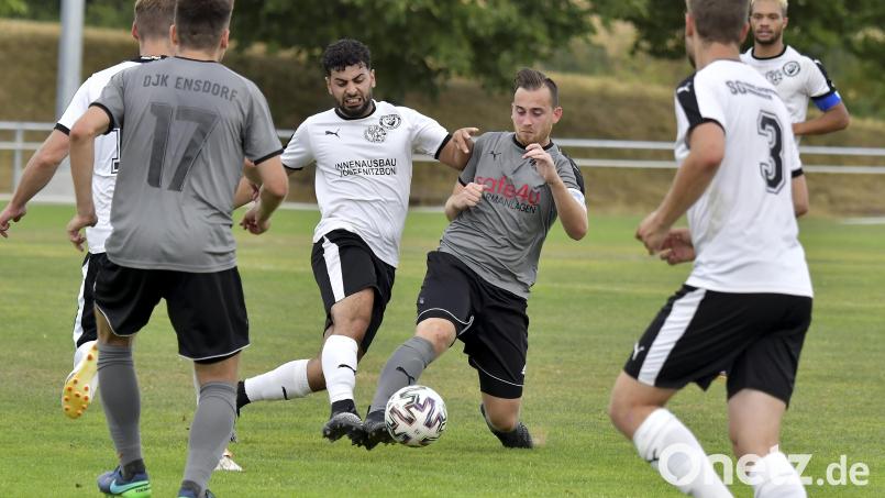 Duell auf Augenhöhe: Bathuan Isci (links) von Upo/Gebenbach gegen den Ensdorfer Kapitän Stefan Grabinger (rechts). Bild: Hubert Ziegler