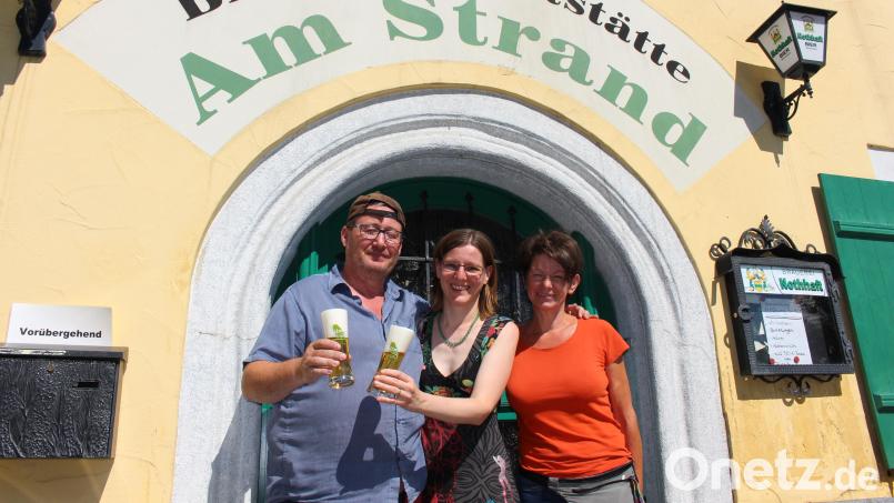 „Bodenständiges und Deftiges“ wollen Sandra (rechts) und Stefan Steinhauser ab 30. September im „Strand“ kredenzen. Brauereichefin Carolin Nothhaft ist erleichtert, dass das Leben in die Gaststätte in der Ottostraße zurückkehrt. Bild: Brigitte Gschwendtner/fph