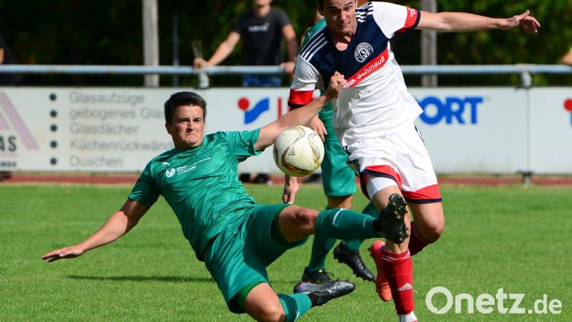 Der Tännesberger Zdenek Sykora (rechts) enteilt Alexander Zühlke vom TSV Stulln. Bild: Hans Mark