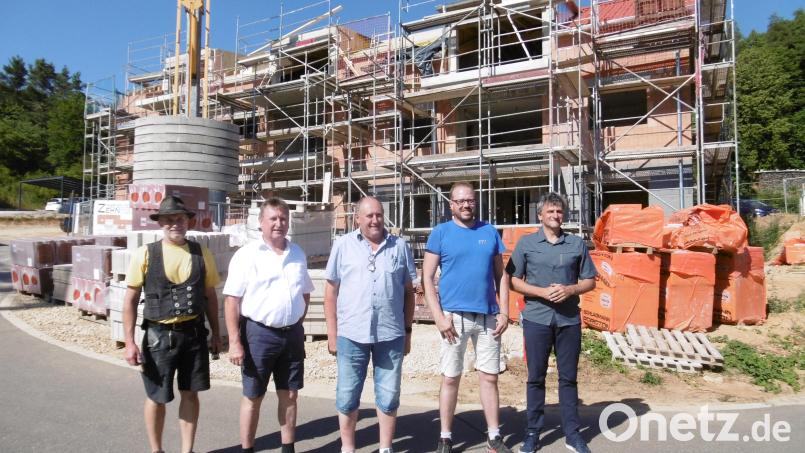 Beim Richtfest freuen sich (von links): Christian Prosch, Hermann Weiß, Josef Margraf, Michael Rädle und Martin Kunert. Bild: no