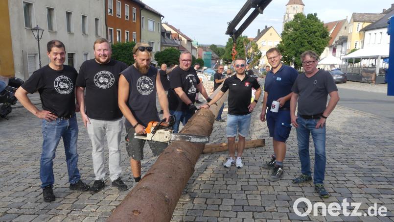 Um 17.34 Uhr flogen die ersten Späne beim Zerlegen des Maibaums samt Demontage der Vereinswappen. Beobachter waren (von rechts) Stadtverbandsvorsitzender Michael König, Ersteigerer Michael Schmid und SCE-Vorsitzender Michael Brüchner. Bild: rn