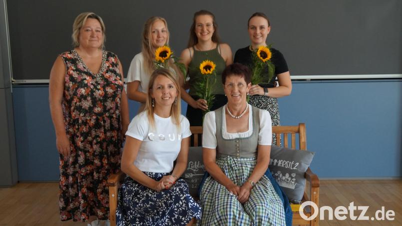 Rektorin Christine Schneider (links) verabschiedete neben den drei Referendarinnen Neele Cordt, Lea Geier und Lisa Kläß (stehend, von links) Konrektorin Stefanie Hauser und Anita Mayer (vorne von links), die auf der Bank sitzen, die Anita Mayer vom Kollegium als Geschenk bekommen hat. Bild: wel