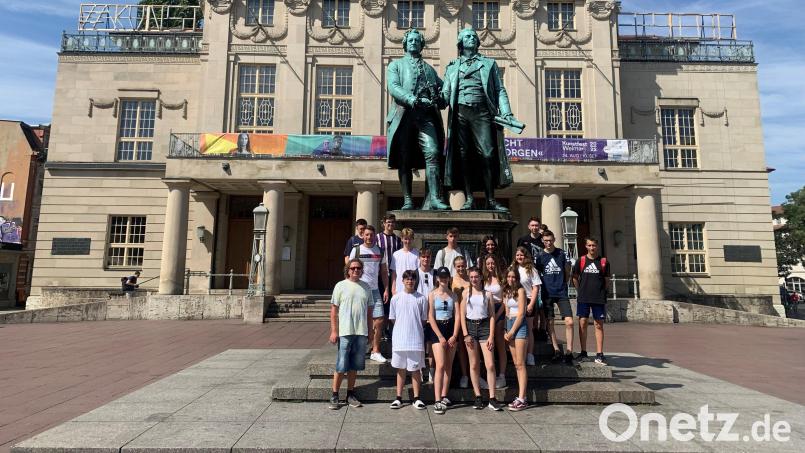 Gruppenbild vor dem Doppelstandbild der deutschen Dichter Johann Wolfgang von Goethe und Friedrich von Schiller vor dem Deutschen Nationaltheater in Weimar. Bild: Christian Schreiner/exb