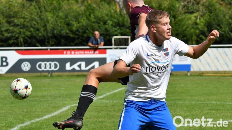 Der Vorbacher Manuel Groher (weißes Trikot) wird von Moritz Lang von der DJK Weiden attackiert. Bild: Dagmar Nachtigall