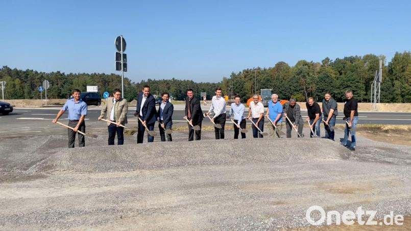 Mit einem symbolischen Spatenstich wurde das Startsignal für die Bauarbeiten gegeben. Bild: Matthias Meier/exb