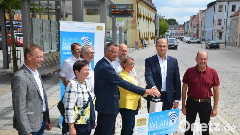 Mit vereinten Kräften wurde der 40.000. Bayern-W-Lan-Hotspot am Hirschauer Infopoint freigeschaltet. Am Drücker (von links): Bürgermeister Hermann Falk, MdB Susanne Hierl und Staatsminister Albert Füracker. Bild: fdl