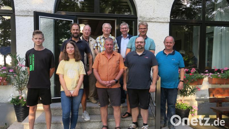 Das sind die Gewinner des Sommerschießens in den verschiedenen Kategorien mit FSG-Präsident Hanns Peter Oechsner (hinten links), Bürgermeister Franz Badura (hinten rechts) und Sportleiter Peter Hüttner (ganz rechts), die die Siegerehrung vornahmen. Bild: Heinrich Fraunholz