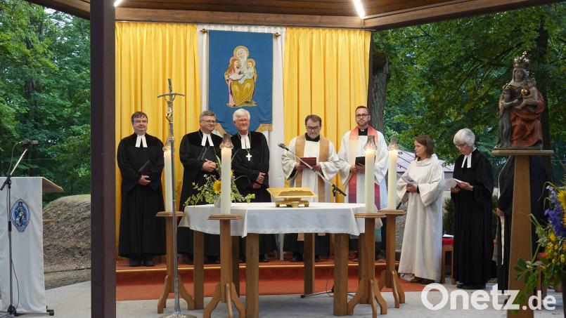 Stadtpfarrer Dr. Roland Kurz, Dekan Karlhermann Schötz, Landesbischof Dr. Heinrich Bedford-Strohm, Pfarrer Herbert Mader, Kaplan Lucas Lobmeier, Gemeindereferentin Katharina Laurer, Pfarrerin Ulrike Häberlein und, verdeckt vom Gnadenbild, Diakonin Irene Elsner (von links) zelebrieren am Annaberg-Freialtar den Gottesdienst in ökumenischer Geschwisterlichkeit. Bild: cog
