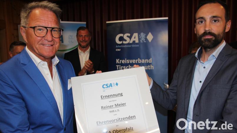 Bezirksvorsitzender Armin Bulenda überreicht Reiner Meier (links) die Ernennungsurkunde zum Ehrenvorsitzenden der CSA Oberpfalz. Bild: kro