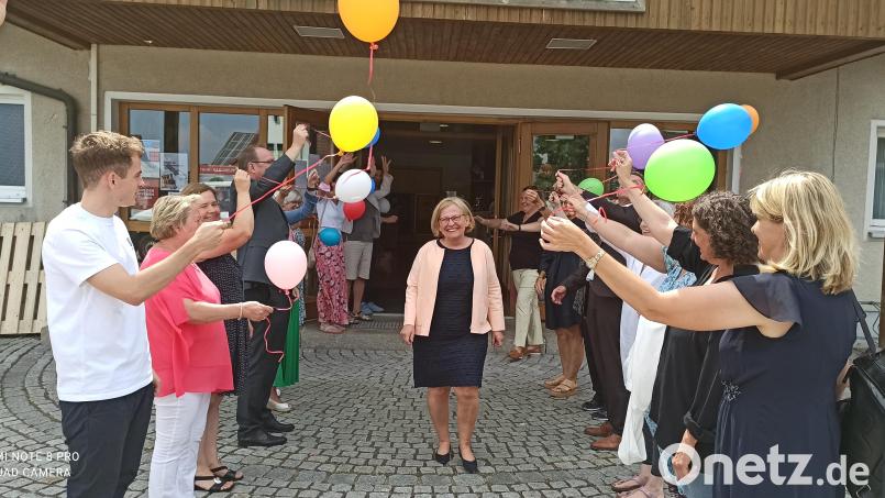 Ehrerbietung für die scheidende Rektorin: Helga Prechtl verlässt durch ein Spalier des Kollegiums und unter aufsteigenden Luftballons die Josef-Voit-Grundschule in Freihung. Bild: bk