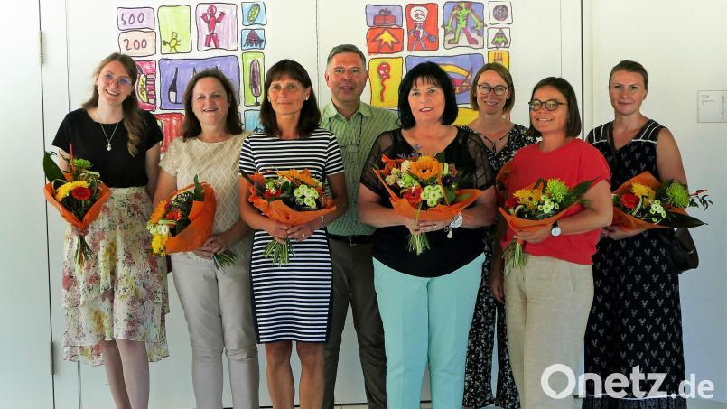 Die Schulleitung der Jahnschule mit den verabschiedeten Lehrerinnen: (von links) Jasmin Pachl, Schulleiterin Andrea Dechant, Britta Kohl, Konrektor Christian Hahn, Jutta Hines, Nicole Rösel, Sonja Ram und Helena Schwegler. Bild: wbe