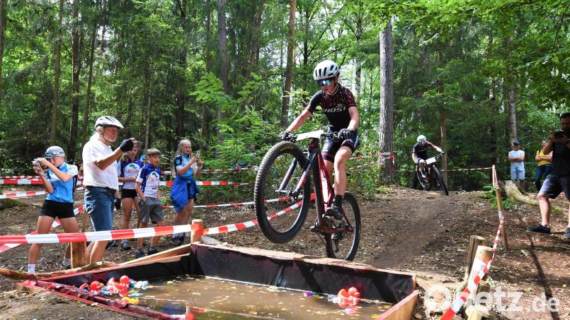 Die Mountainbiker trafen bei der &quot;Bayerischen&quot; in Altenstadt/WN auf anspruchsvolle Hindernisse. Bild: Büttner, Gerhard