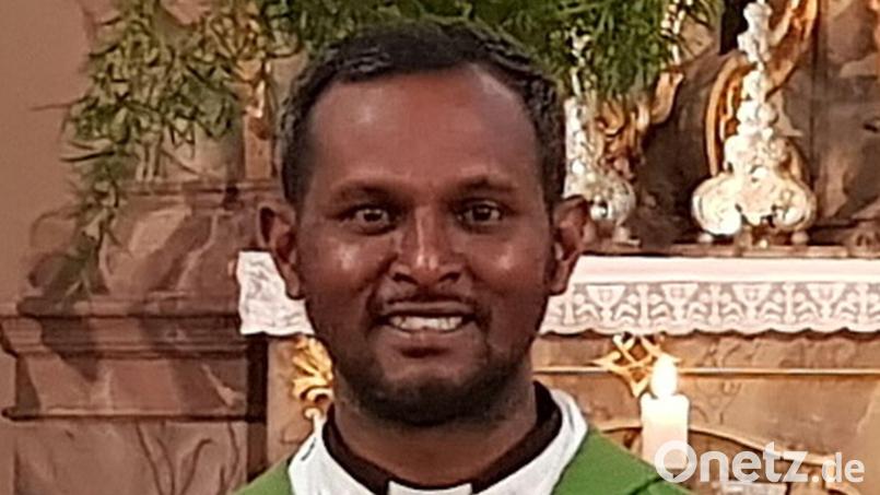 Pfarrer Albert Joseph Jesuraj vertritt Pfarrer Udo Klösel während seines Urlaubs. Bild: gi