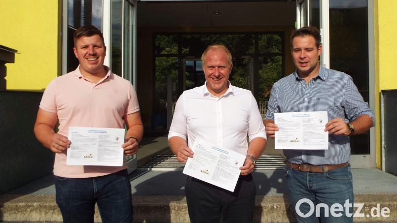 Die beiden Jugendbeauftragten Thomas Hottner und Daniel Hutzer (rechts) der Stadt Schnaittenbach haben das Ferienprogramm mit Bürgermeister Marcus Eichenmüller vorgestellt. Bild: e