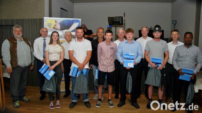 Zahlreiche Ehrengäste gratulierten den frischgebackenen Gesellen. Die Gesellenbriefe erhielten (vorne von links): Julia Lorenz, die ihren Bruder vertrat, Marco Bauer, Prüfungsbester Benedikt Singer, Stefan Federl, Christopher Spieß und Husen Tuke Jonja. Bild: gsp