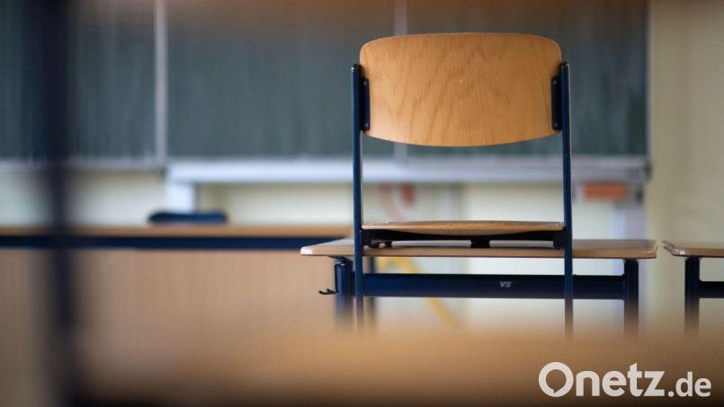 Ein Stuhl steht in einem Klassenzimmer auf dem Tisch. Bild: Marijan Murat/dpa/Symbolbild