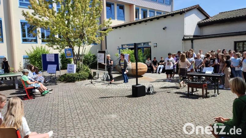 Nicht in der Stadtpfarrkirche, sondern im Pausenhof feierten die Realschüler ihren Schulschlussgottesdienst. Rechts singt Anna Maria Beck mit dem Schulchor. Bild: jzk