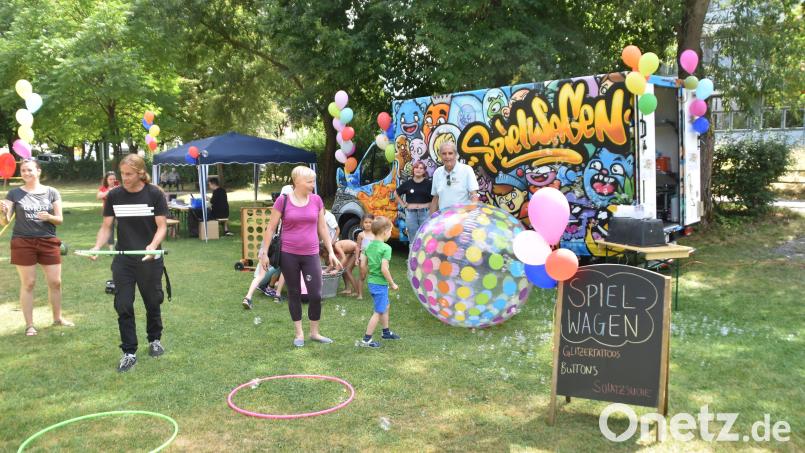Beim &quot;Stadtbad-Familien- und Kinderfest&quot; wurde der neue Spielwagen des Stadtjugendrings erstmals vorgestellt. Bild: hcz