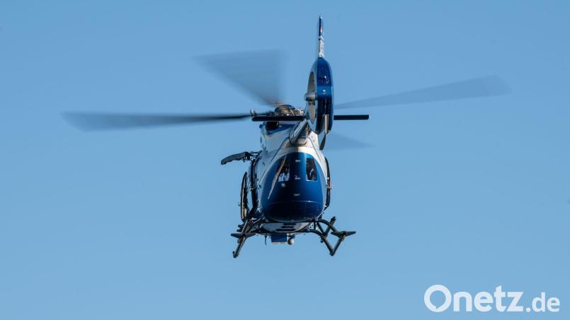 Ein Polizeihubschrauber fliegt über ein Gewässer. Bild: Silas Stein/dpa/Symbolbild