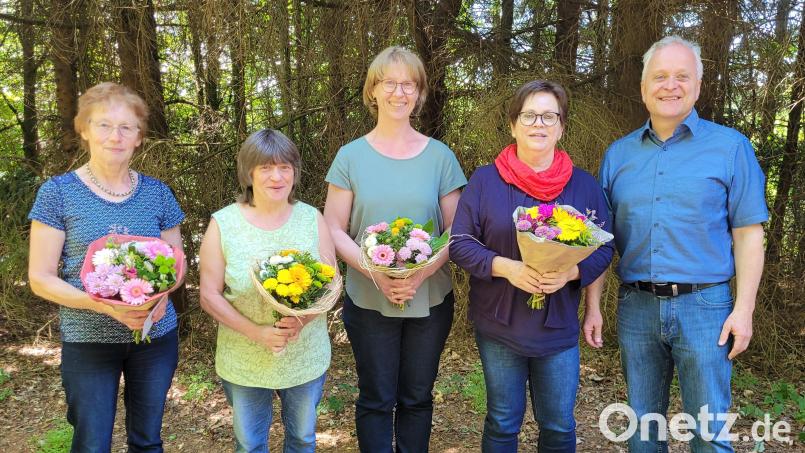 Firmenchef Hans Dill (rechts) zeichnete langjährige Mitarbeiterinnen aus: (von links) Edeltraud Fehr, Rita Kreuzer, Claudia Kolb sowie Christine Schwägerl. Bild: Firma Dill/exb