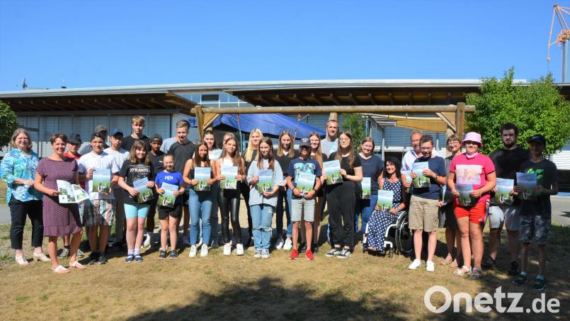 Mittelschüler und Förderschüler haben ein 24-seitiges Geheft erarbeitet, in dem städtische Einrichtungen auf Barrierefreiheit untersucht wurden. Jetzt wurden die ersten Exemplare an die Stadt mit Zweitem Bürgermeister Johann Brandl (Sechster von rechts) übergeben. Bild: jr