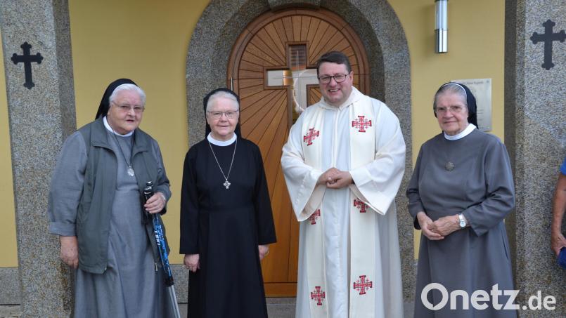 Pfarrer Udo Klösel konnte die Mallersdorfer Klosterschwestern Angelina Hummer (rechts) und ihre Mitschwester Leopoldine (links) sowie Schwester Angelika Summer (Zweite von links) begrüßen und ihnen einen schönen und erholsamen Heimaturlaub wünschen. Bild: gi