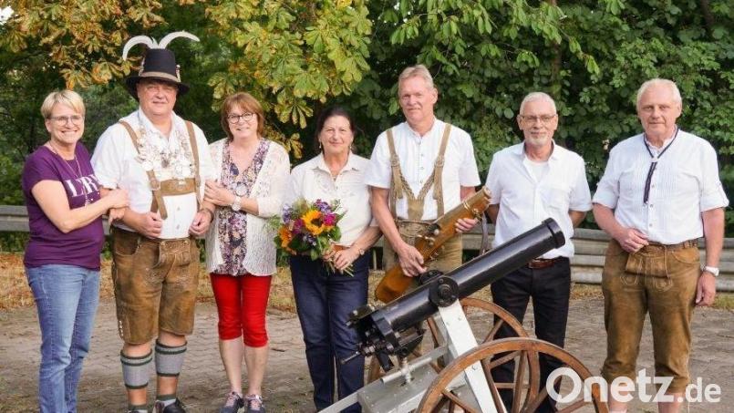 Renate Dräxler (zweite Ritterin), Josef Huber (Schützenkönig), Renate Jung (Ritterin), Maria Näßl (Schützenliesl), die Böllerschützen Dionys Bartmann, Franz Jung und Schützenmeister Maximilian Peither (von links) zeigt das Bild. Bild: Ludwig Dirscherl/exb