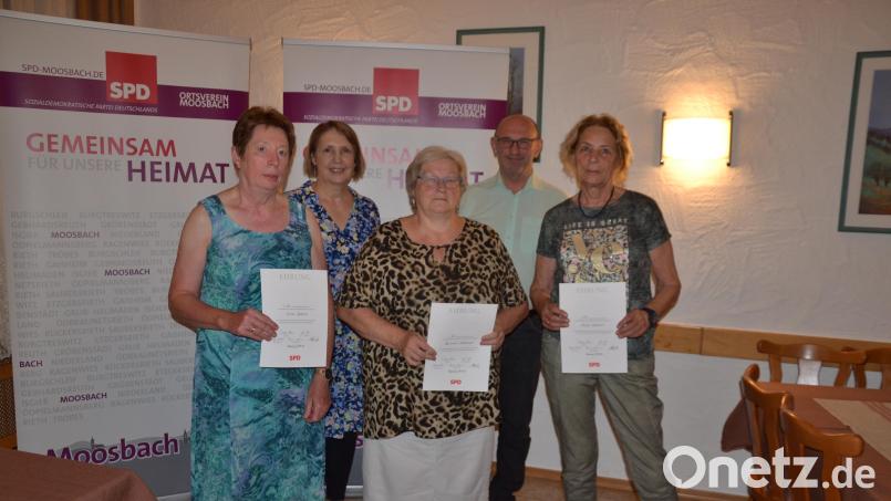 Der SPD-Ortsverband Moosbach ehrt treue Mitglieder für zehn bis 35-jährige Mitgliedschaft. Auch die Delegierten wurden gewählt. Bild: gi
