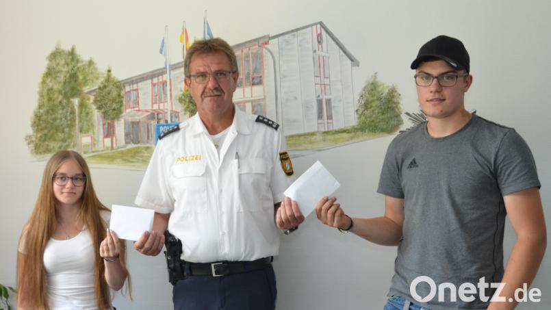 Sandra Bayer aus Pleystein (links) und Johannes Wittmann aus Faislbach bei Georgenberg (rechts) erhalten durch Ersten Polizeihauptkommissar Martin Zehent von der Vohenstraußer Polizeiinspektion eine Belohnung für ihren gezeigten Bürgersinn. Bild: dob