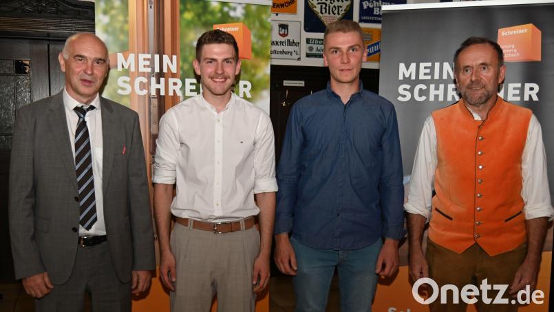 Prüfungsbeste der Schreiner-Innung Amberg-Sulzbach wurden Julius Beer (Zweiter von links) und Niklas Schmalzl (Zweiter von rechts). Ihnen gratulierten der stellvertretende Kreishandwerksmeister Dietmar Lenk (links) und Innungsobermeister Richard Siegler (rechts). Bild: gf