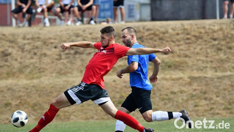 Der SV Altenstadt/WN besiegte den TSV Püchersreuth mit 3:1. Florian Prantzke (rechts) erzielte alle drei Tore, links der Püchersreuther Jonas Schmutzer. Bild: Nachtigall