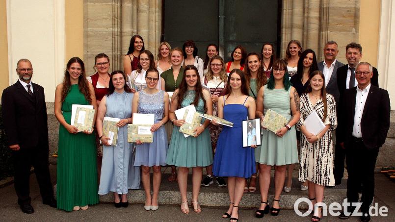 Alle anwesenden Absolventinnen stellten sich zum Erinnerungsfoto auf. Wer die besten Abschlussschüler sind, wollte die Caritas Fachakademie nicht verraten. Bild: R. Kreuzer