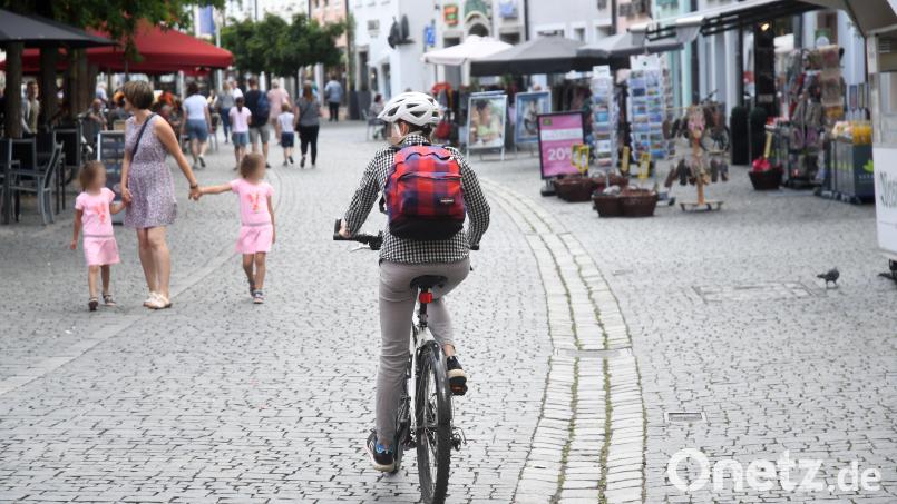 Nicht jede Begegnung zwischen Radlern und Passanten in der Innenstadt verläuft konfliktfrei. Die Klagen von Fußgängern werden lauter. Bild: Gabi Schönberger