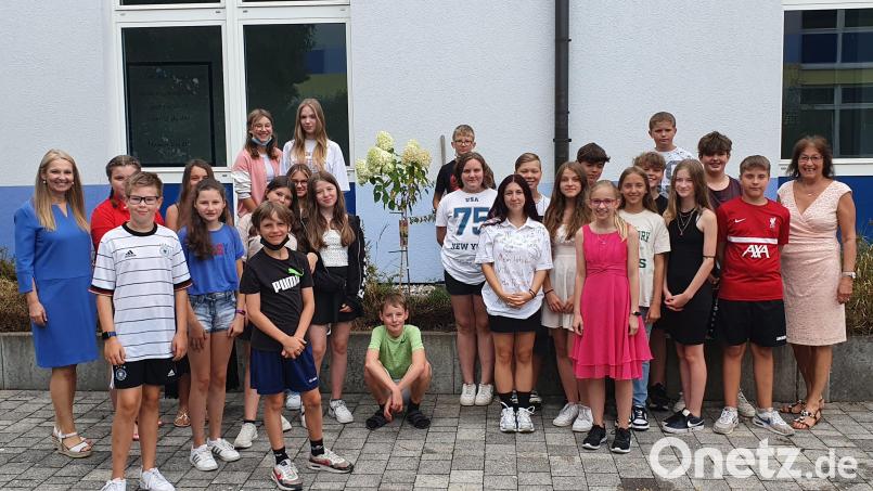 Die Klasse 6A mit Klassenleiterin Martina Sitzmann (links) beteiligte sich an dem Bild: Matthias Sitzmann/exb