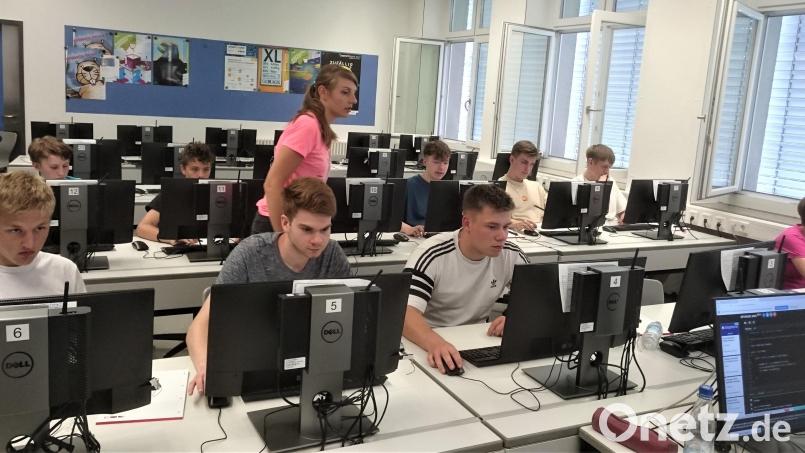 An vier Nachmittagen führte Julia Gebert die zehn Teilnehmer des Kurses in die App-Programmierung ein. Bild: lg