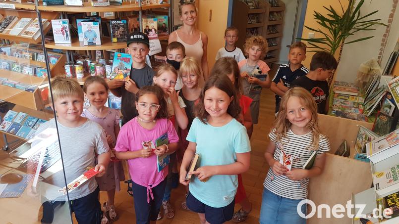 Unter anderem besuchte die Klasse von Anna Badewitz (hinten Mitte) die Kulmainer Gemeindebücherei. Bild: Gemeindebücherei Kulmain/exb