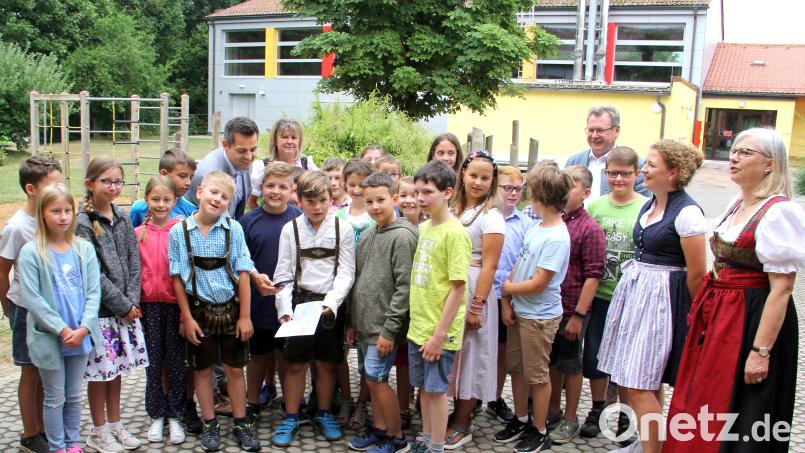 Nach der Vorstellung des Infoflyers über die Burg Murach testete Bürgermeister Rudolf Teplitzky gleich die Funktion des aufgedruckten QR-Codes. Neben ihm die Leiterin der Tourist-Information im Rathaus Sigrid Breitschafter, rechts Bürgermeister Martin Prey, Lehramtsanwärterin Marie Fischer sowie Klassenleiterin und Rektorin Ortrud Sperl. Bild: Josef Böhm