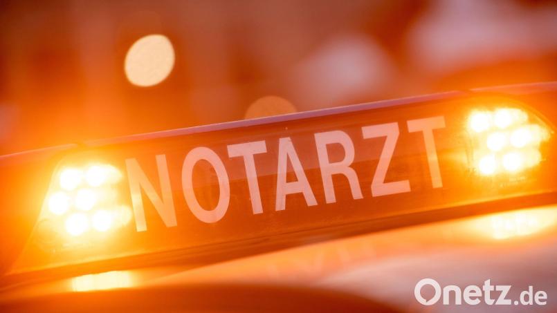 Ein Dachschild mit der Aufschrift "Notarzt" steht auf einem Einsatzwagen eines Notarztes. Bild: Lino Mirgeler/dpa/Archivbild