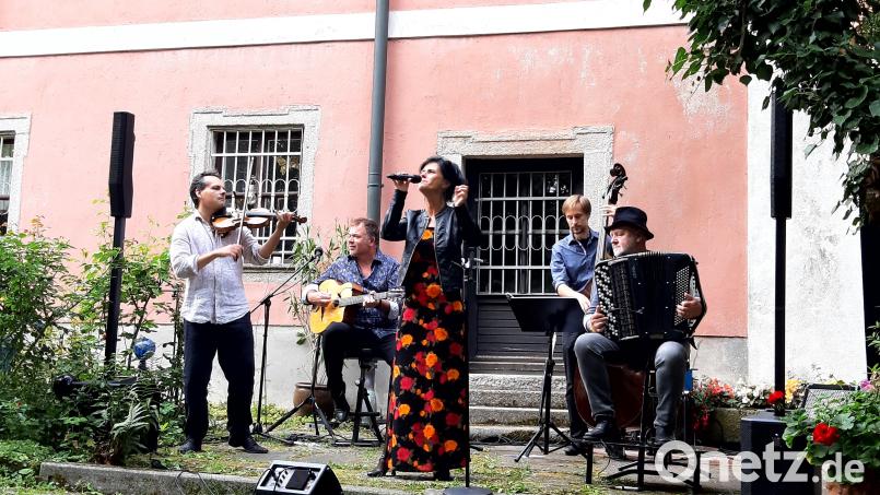 Das Ensemble "Foaie Verde" mit Sebastian Mare (Geige), Katalin Horvath (Gesang), Frank Wekenmann (Gitarre), Vladimir Trenin (Bajan) und Veit Hübner (Kontrabass) aus vier europäischen Ländern begeistert beim Sommerkonzert am Sonntagnachmittag die Zuhörer. Bild: rbr