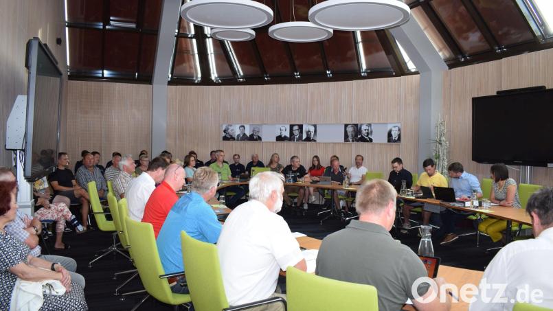 Der Funkmast in Traunricht ist ein Dauerbrenner. Dicht drängten sich kürzlich die Zuhörer im Sitzungssaal, überwiegend Gegner des Vorhabens. Am nächsten Montag wird der Mast und das beantragte Bürgerbegehren dazu Thema einer Sondersitzung des Rats. Archivbild: bnr