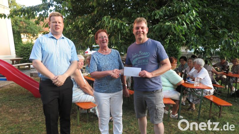 Im Beisein von Stadtpfarrer Thomas Kraus (links) übergab Rita Ponnath eine Geldspende des Frauenbundes in Höhe von 500 Euro am Holger Pühl. Bild: jzk