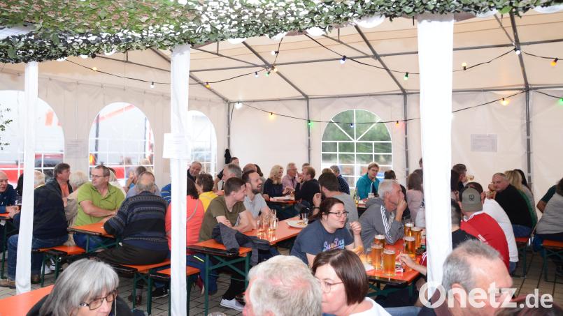 Ein Tarnnetz schützt die zahlreichen Besucher des Sommernachtsfests der Feuerwehr Pleystein vor leichtem Regen. Bild: bey
